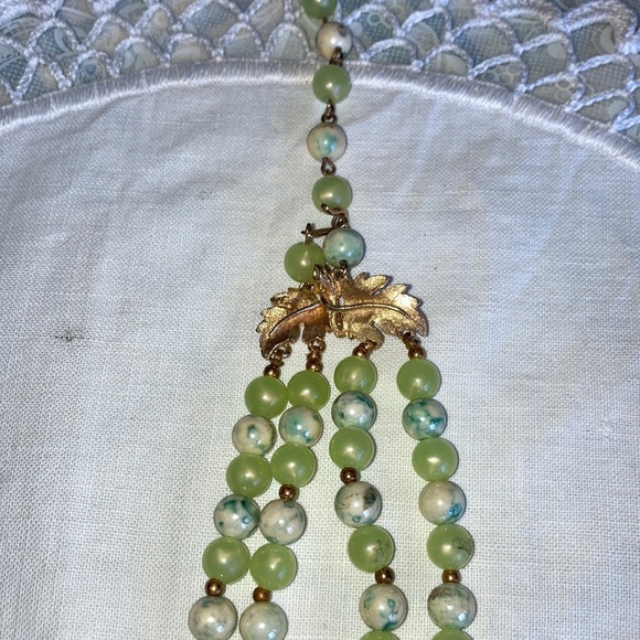 VINTAGE lime green necklace beads and crystal beads w/gt findings. $25 - Picture 2 of 4